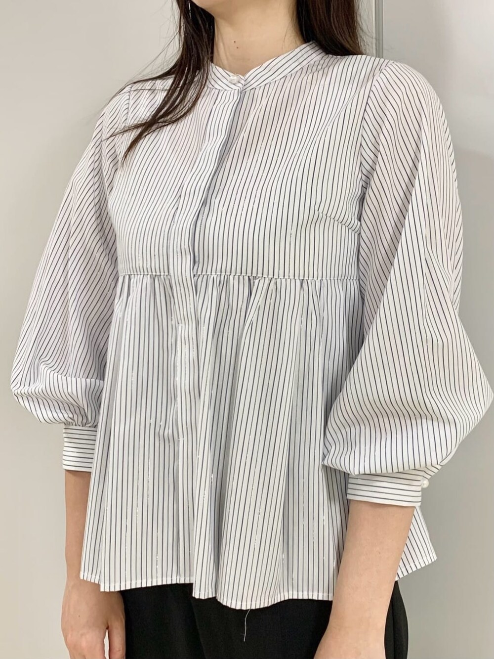 ホワイト系のシャツ/ブラウス、ブラック系のその他パンツ、ブルー系のボストンバッグを着用したレディースの秋コーディネートの4枚目の写真