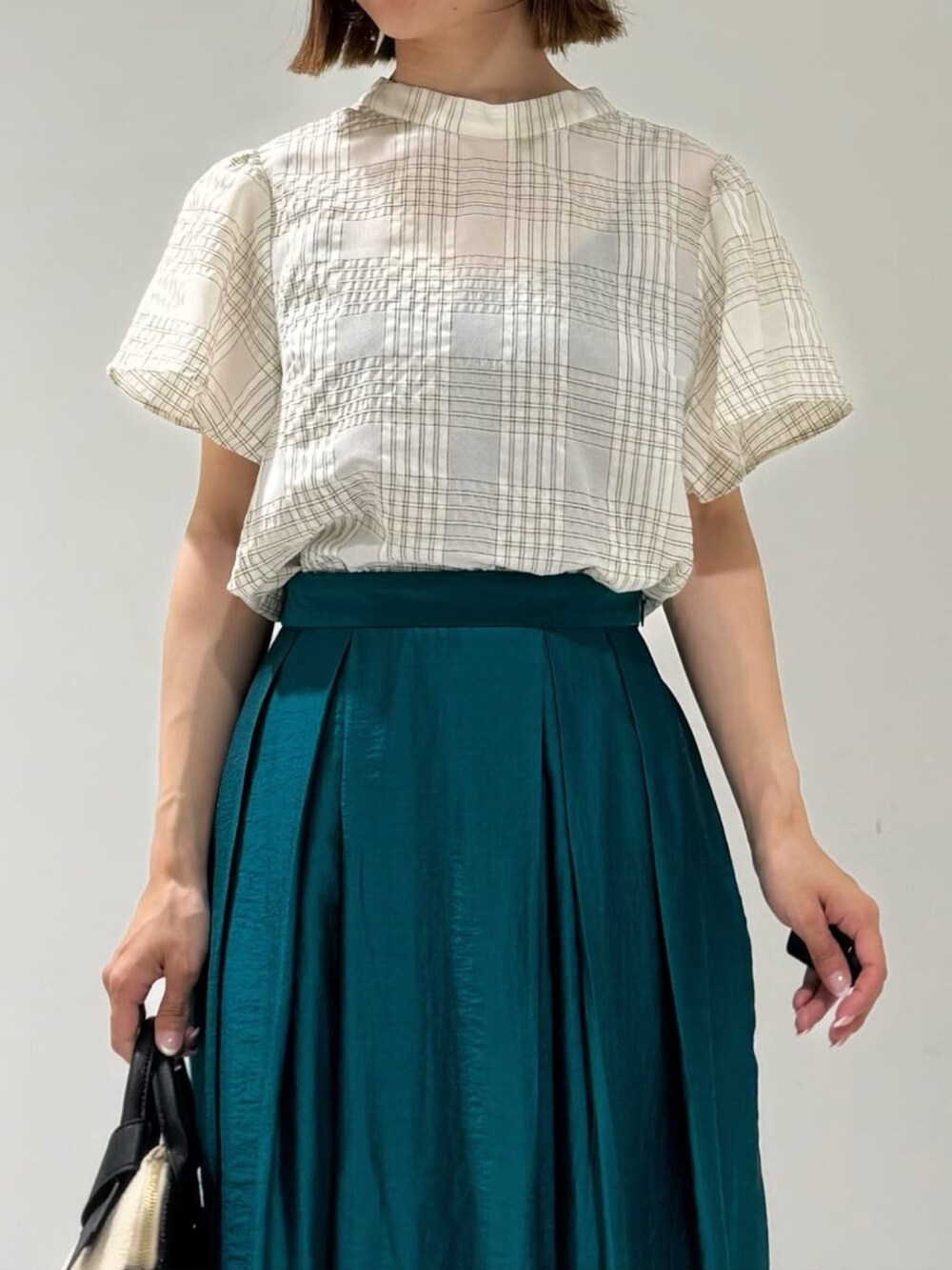 ブラック系のカーディガン/ボレロ、ベージュ系のシャツ/ブラウス、グリーン系のスカートを着用したレディースの夏コーディネートの8枚目の写真