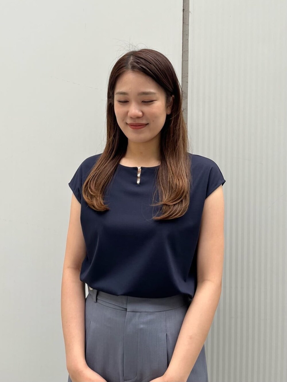 グレー系のその他パンツ、ブルー系のTシャツ/カットソー、ブラック系のサンダルを着用したレディースの春コーディネートの4枚目の写真