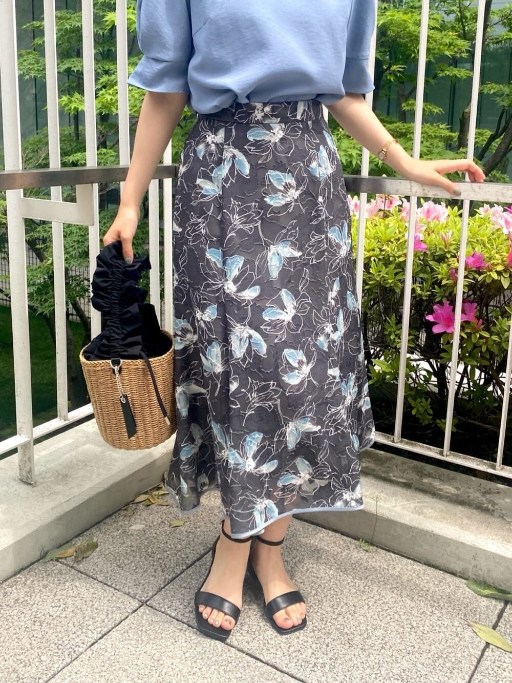 ブルー系のシャツ/ブラウス、グレー系のスカート、ブラック系のサンダルを着用したレディースの夏コーディネートの8枚目の写真