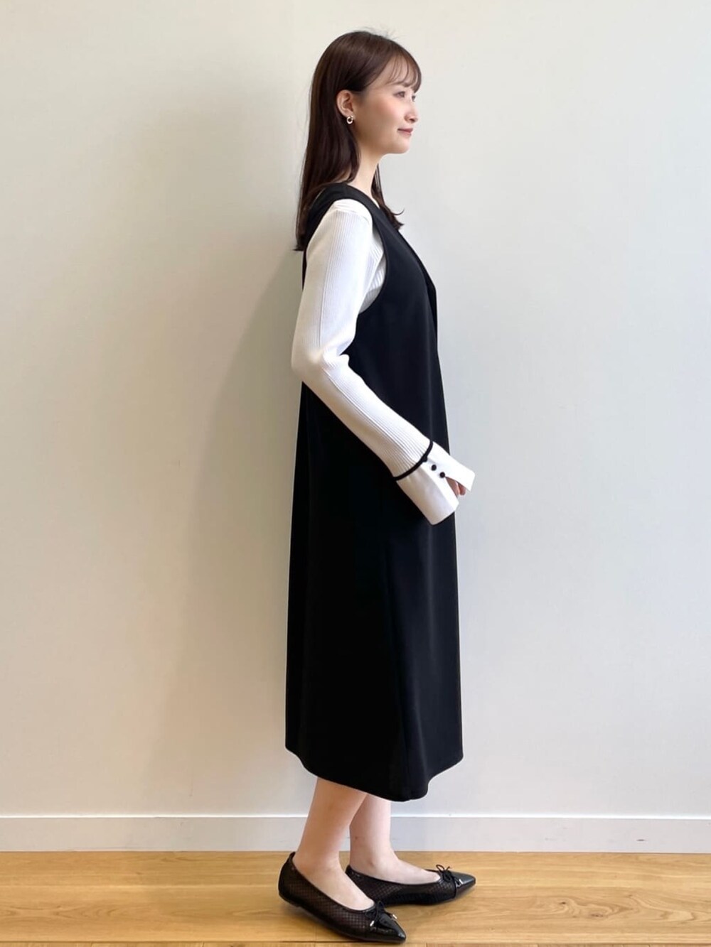 ホワイト系のニット/セーター、ブラック系のスカート、ブラック系のその他シューズを着用したレディースの春コーディネートの3枚目の写真