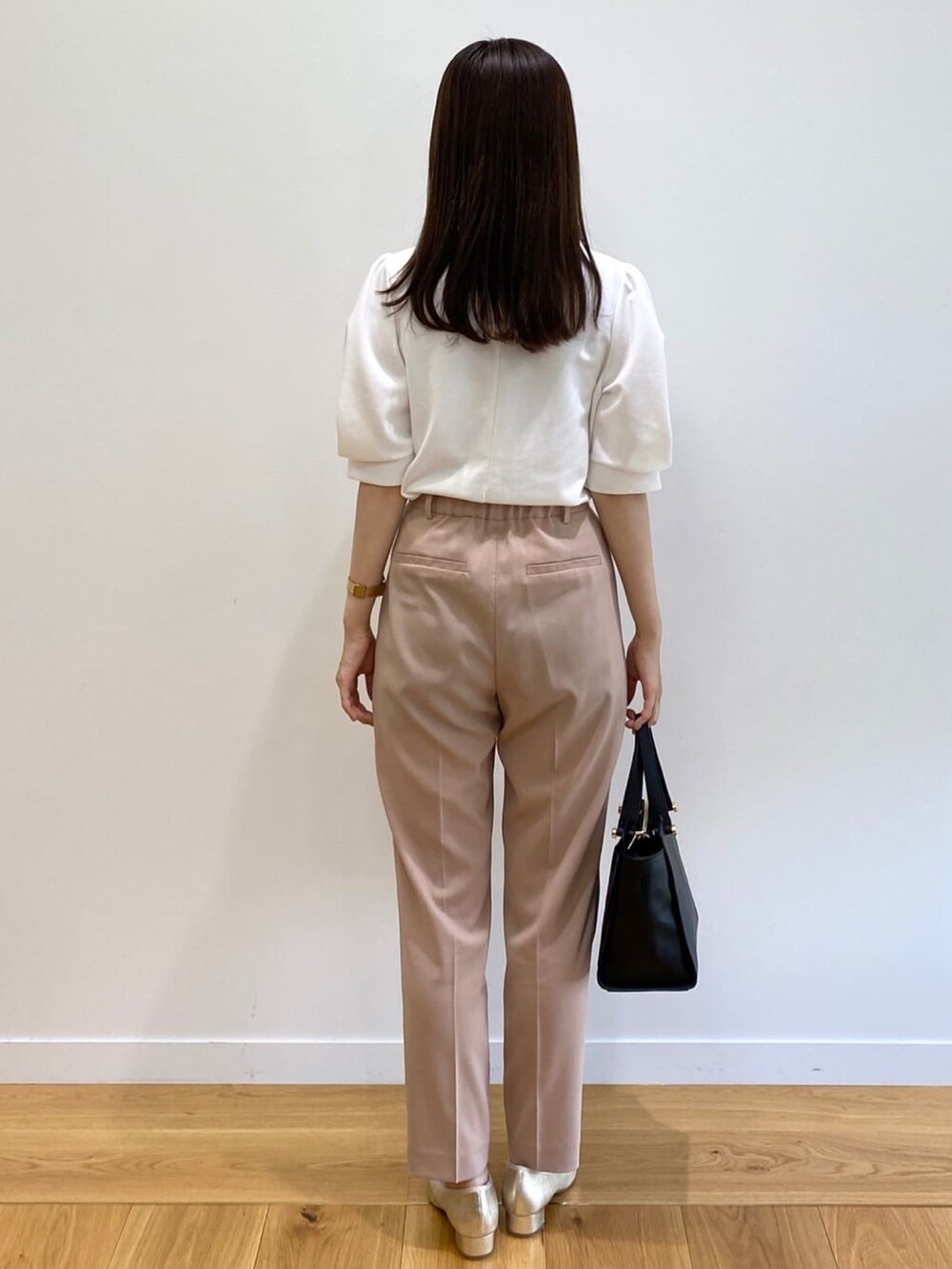 イエロー系のその他パンツ、ブラック系のハンドバッグ、ゴールド系のパンプスを着用したレディースの春コーディネートの3枚目の写真