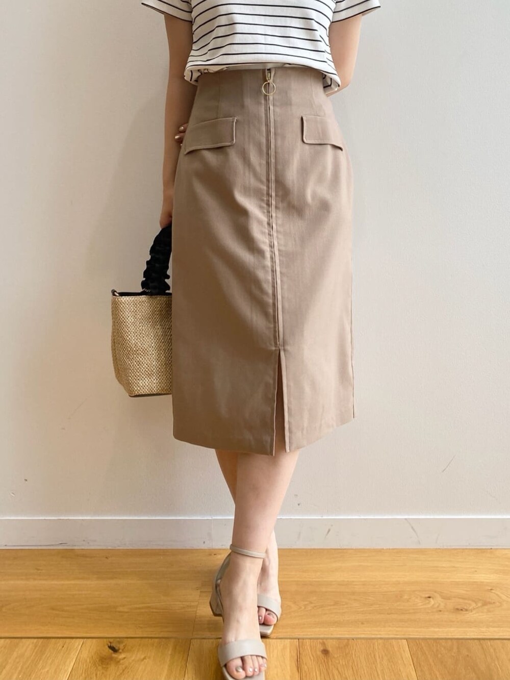 ホワイト系のTシャツ/カットソー、ブラウン系のスカート、ブラック系のトートバッグを着用したレディースの夏コーディネートの9枚目の写真
