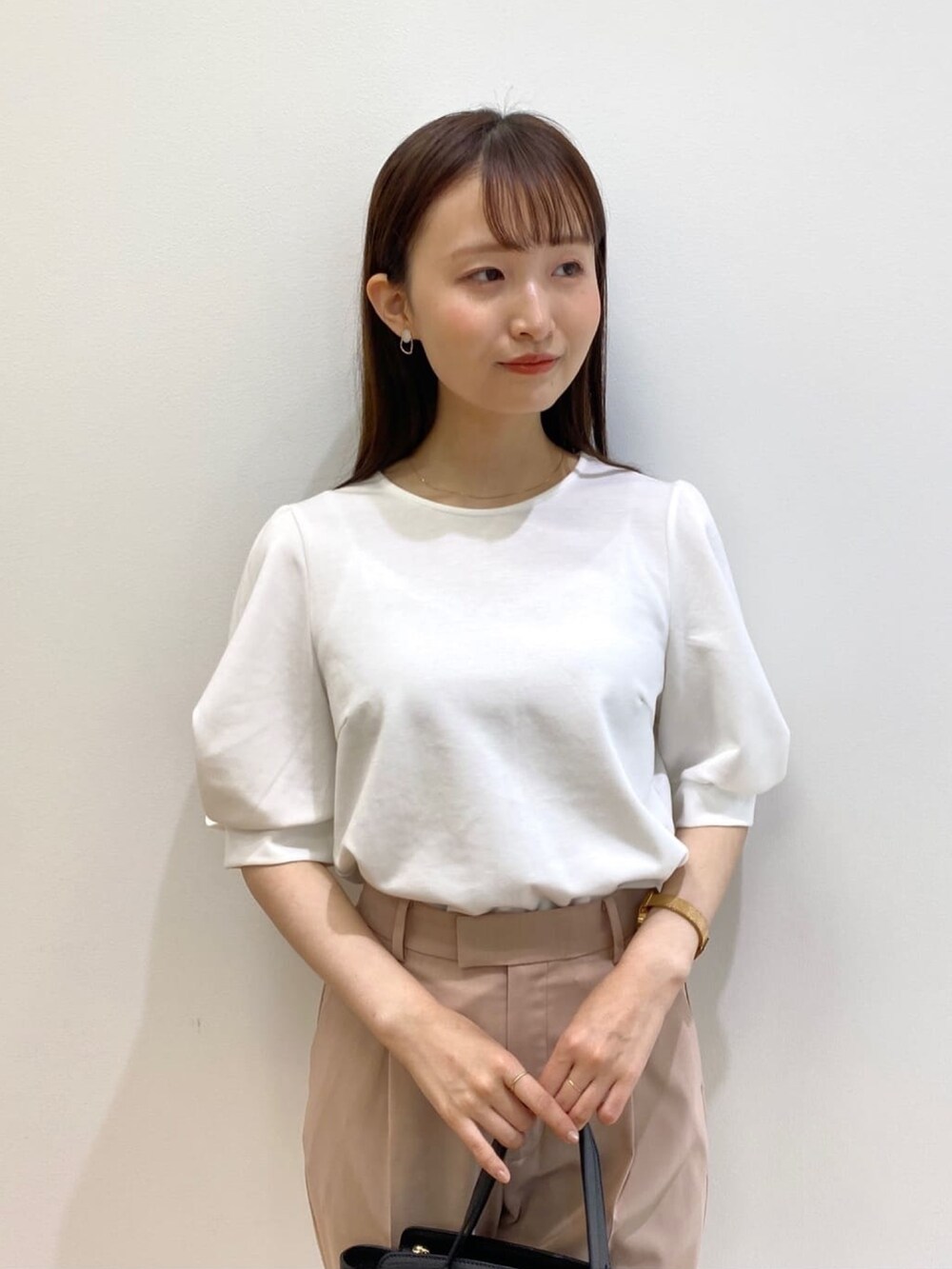 イエロー系のその他パンツ、ブラック系のハンドバッグ、ゴールド系のパンプスを着用したレディースの春コーディネートの4枚目の写真