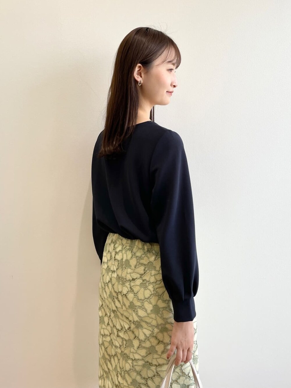 ブルー系のTシャツ/カットソー、イエロー系のスカート、グリーン系のパンプスを着用したレディースの春コーディネートの6枚目の写真