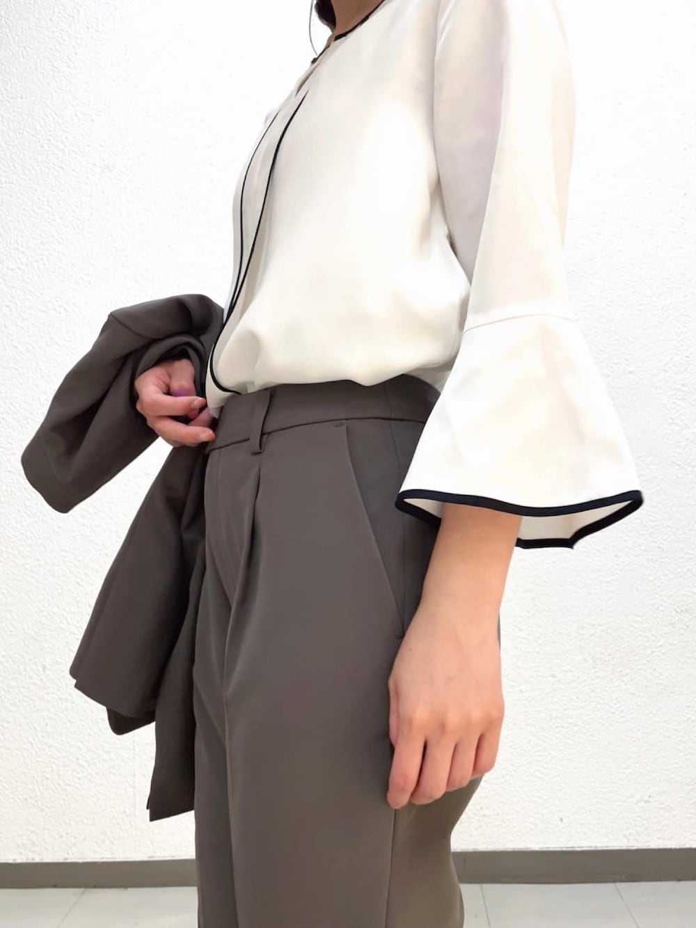 「INDEX、インデックス、index、プチプラ、お出かけコーデ、夏コーデ、モノトーン、秋服準備はじめました、セットアップ、通勤コーデ」｜「indexのバイカラーフレアスリーブブラウス【洗濯機洗い可】（シャツ/ブラウス、ホワイト系）」を使った、index スタッフさん（レディース・160cm）の夏コーディネートの5枚目の写真