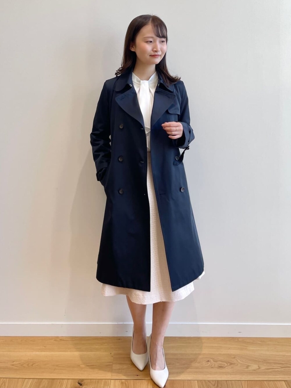 「パンプス、トレンチコート、キレイめ、セレモニー、卒業式、入学式、オフィスカジュアル、インデックス、INDEX」｜「indexのDeodora Freshトレンチコート（トレンチコート、ブルー系）」を使った、index スタッフさん（レディース・158cm）の冬コーディネートの2枚目の写真