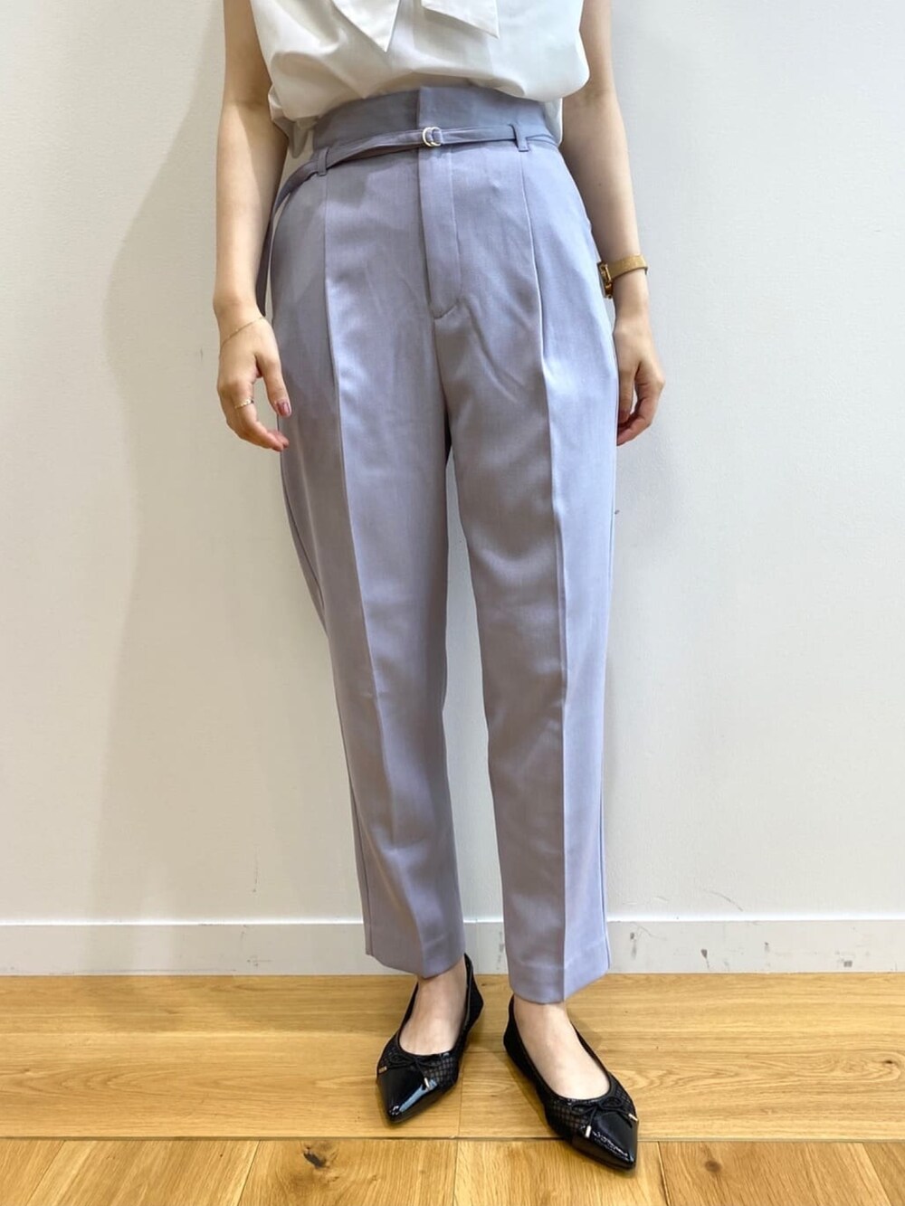 ブルー系のその他パンツ、ホワイト系のシャツ/ブラウス、ブラック系のその他シューズを着用したレディースの夏コーディネートの5枚目の写真