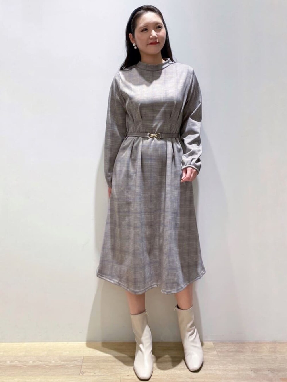 ベージュ系のワンピース、ブルー系のその他アウター、ホワイト系のブーツを着用したレディースの秋コーディネートの4枚目の写真