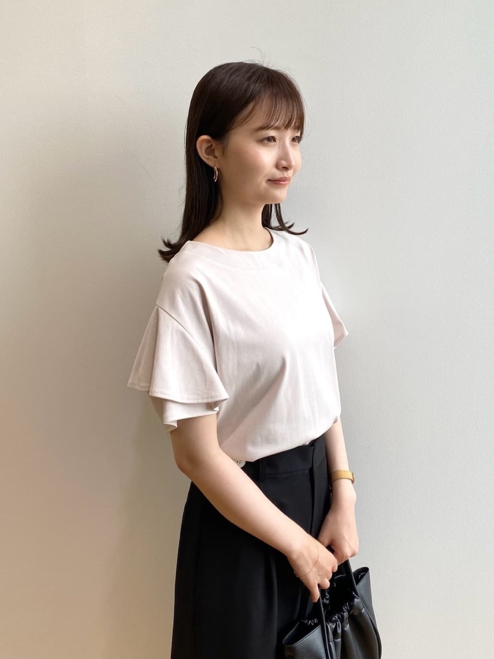 グレー系のTシャツ/カットソー、ブラック系のその他パンツ、ブラック系のトートバッグを着用したレディースの夏コーディネートの4枚目の写真