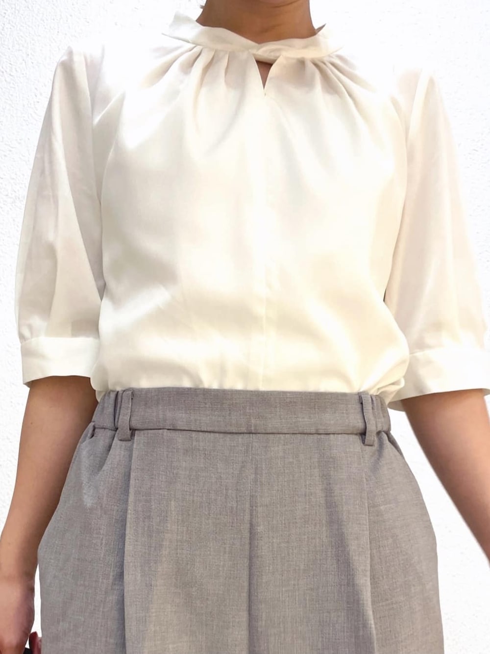 ホワイト系のシャツ/ブラウス、グレー系のその他パンツ、ブラック系のパンプスを着用したレディースの夏コーディネートの4枚目の写真