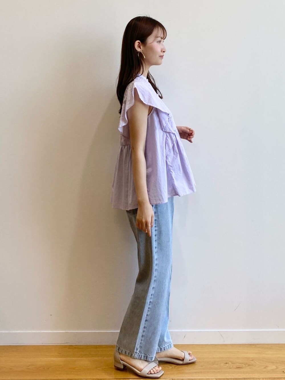 パープル系のシャツ/ブラウス、ブルー系のデニムパンツ、ベージュ系のサンダルを着用したレディースの夏コーディネートの3枚目の写真