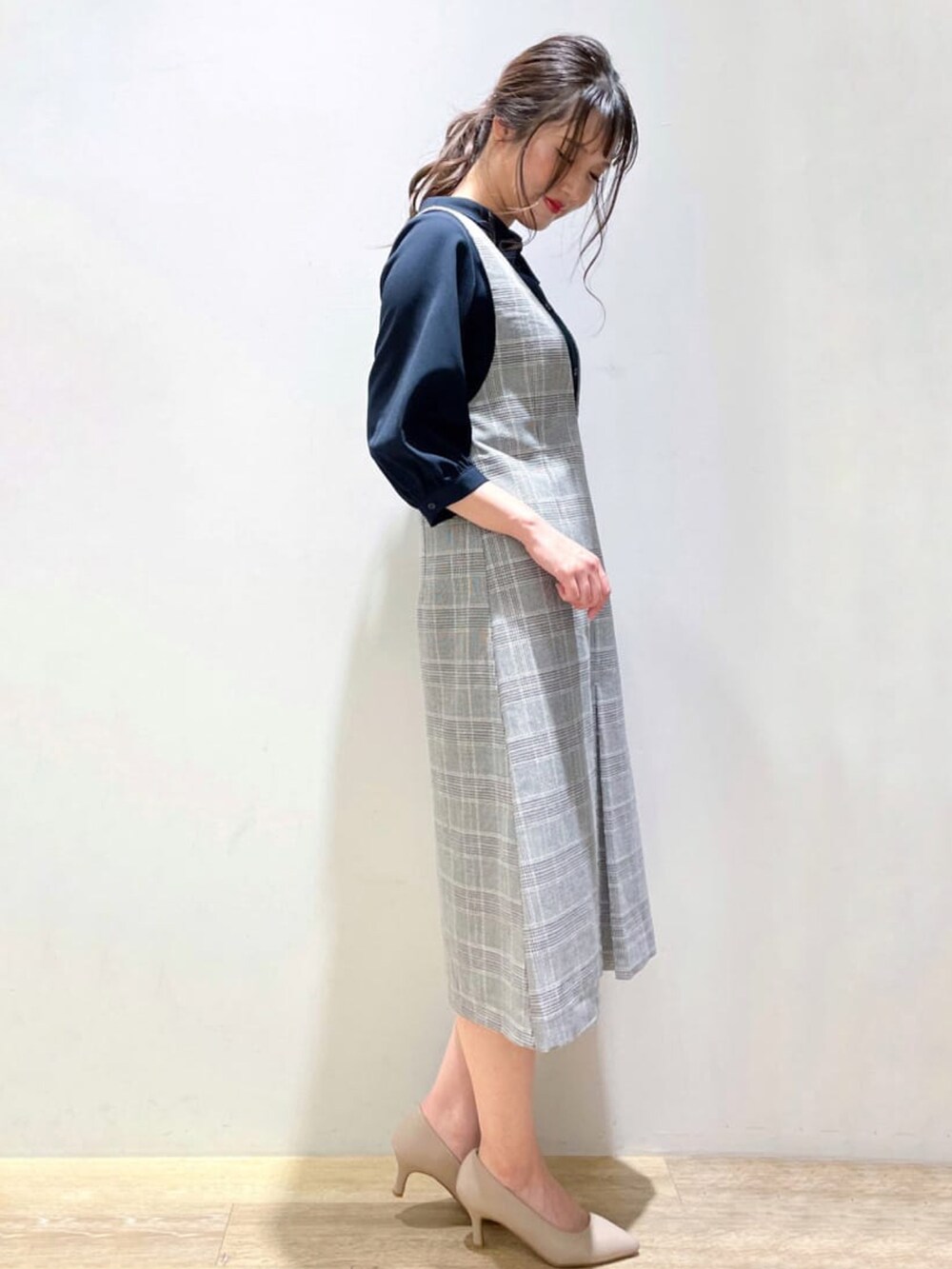 ブルー系のシャツ/ブラウス、ブラック系のスカート、グレー系のパンプスを着用したレディースの夏コーディネートの2枚目の写真