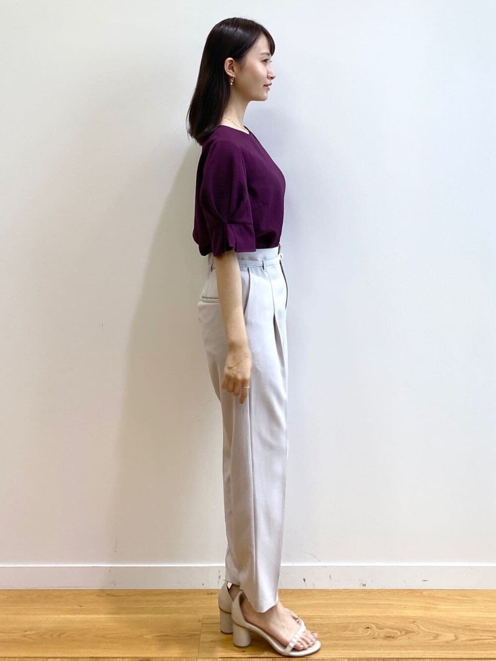 レッド系のシャツ/ブラウス、ベージュ系のサンダル、グレー系のその他パンツを着用したレディースの夏コーディネートの2枚目の写真