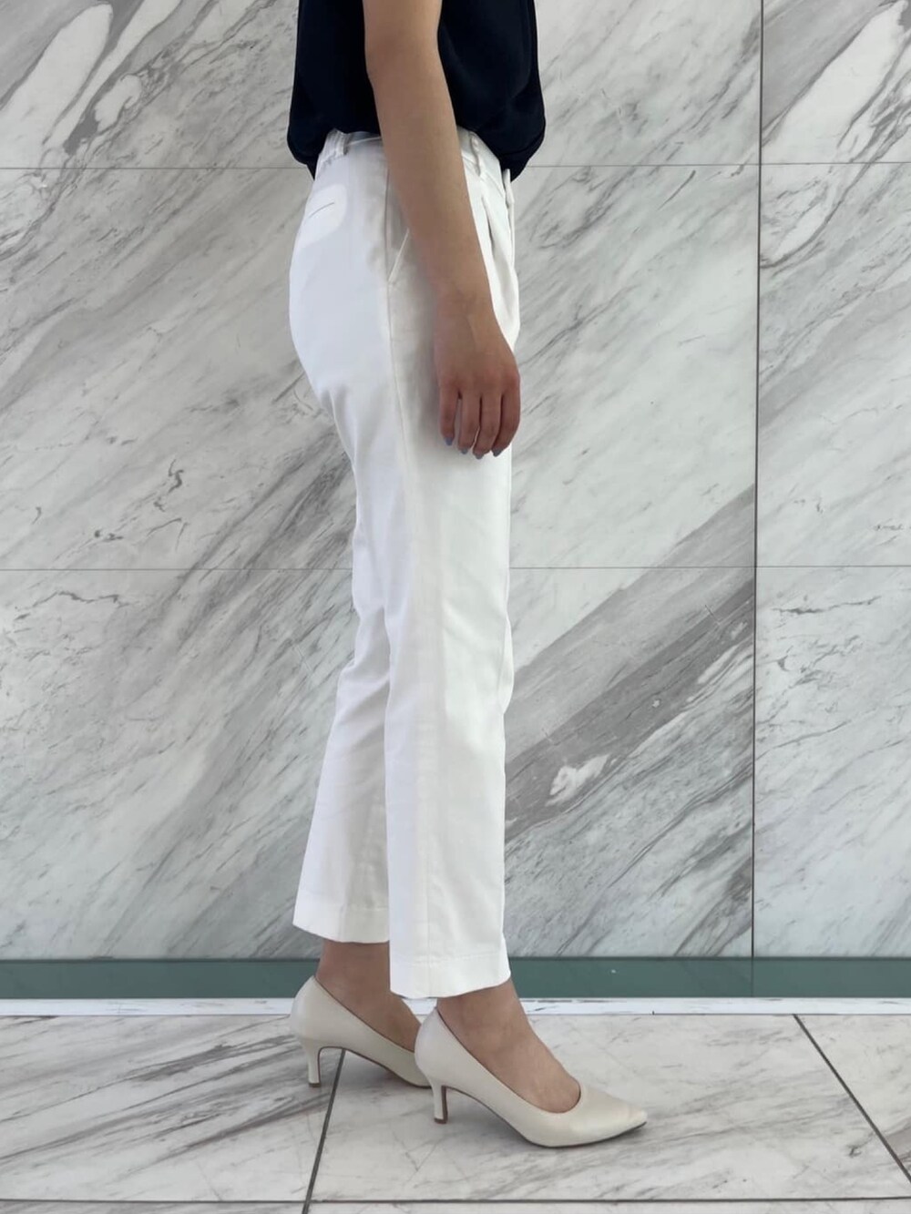 ブルー系のシャツ/ブラウス、ホワイト系のその他パンツ、ホワイト系のパンプスを着用したレディースの春コーディネートの5枚目の写真