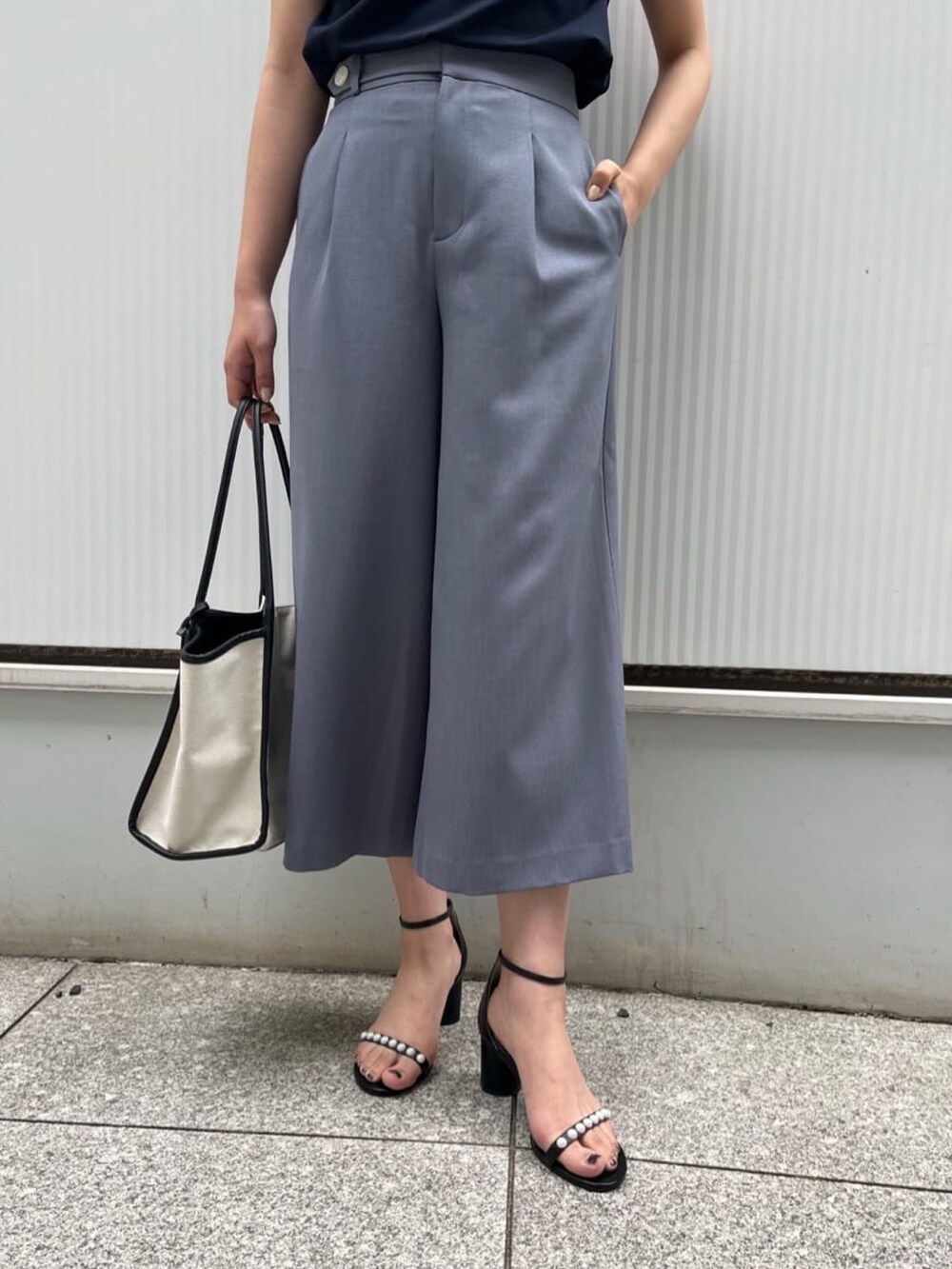 グレー系のその他パンツ、ブルー系のTシャツ/カットソー、ブラック系のサンダルを着用したレディースの春コーディネートの6枚目の写真