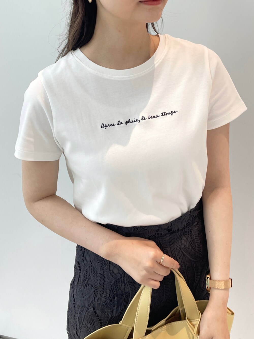 ホワイト系のTシャツ/カットソー、その他のスカート、イエロー系のトートバッグを着用したレディースの春コーディネートの2枚目の写真