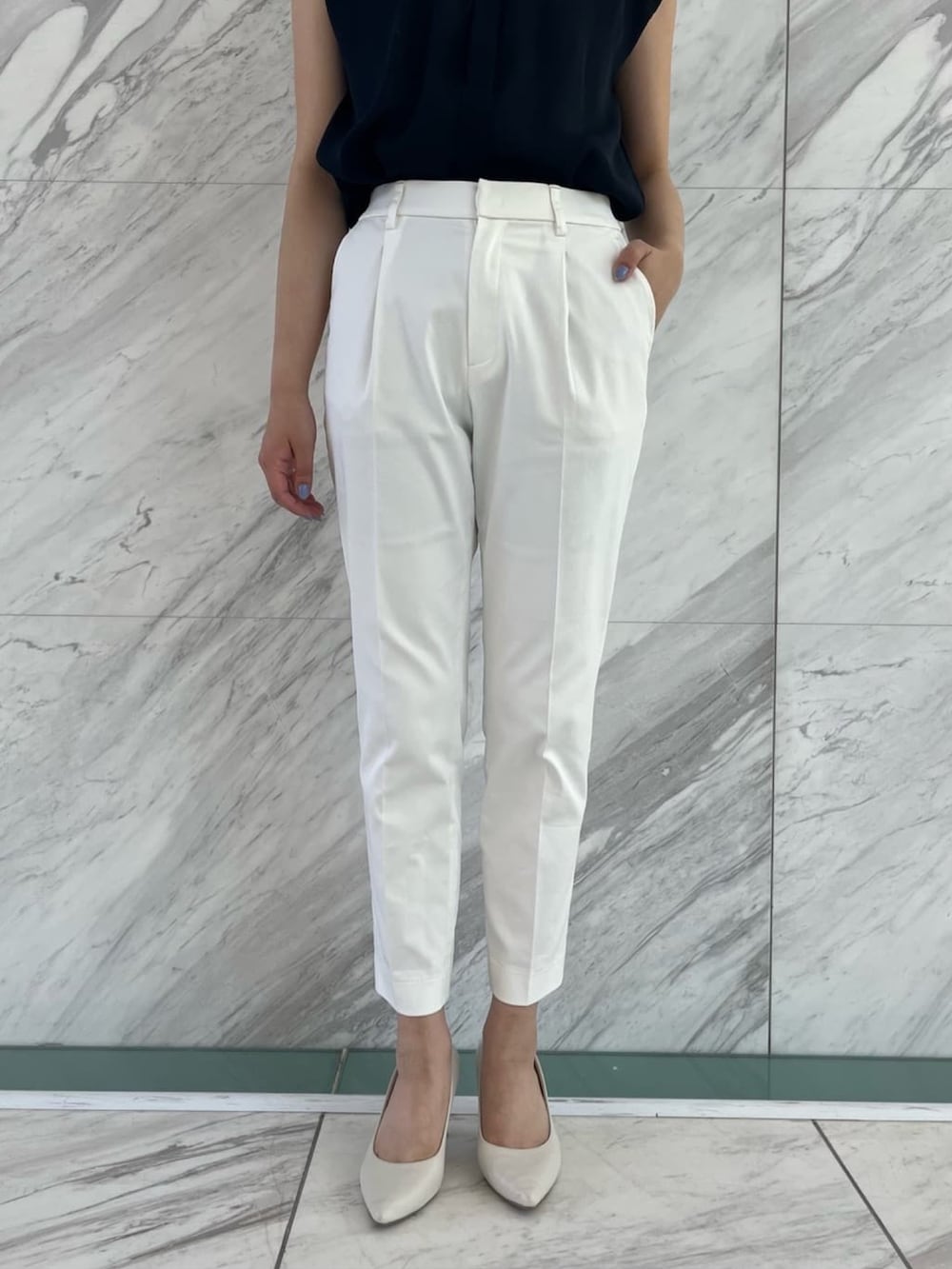 ブルー系のシャツ/ブラウス、ホワイト系のその他パンツ、ホワイト系のパンプスを着用したレディースの春コーディネートの4枚目の写真