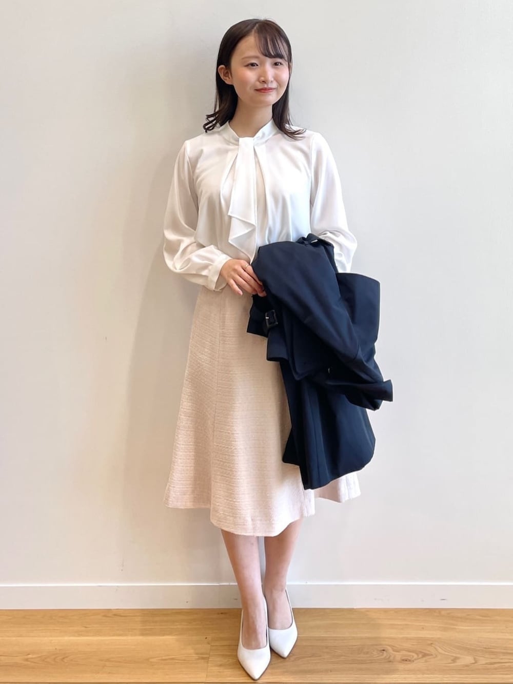 「パンプス、トレンチコート、キレイめ、セレモニー、卒業式、入学式、オフィスカジュアル、インデックス、INDEX」｜「indexのDeodora Freshトレンチコート（トレンチコート、ブルー系）」を使った、index スタッフさん（レディース・158cm）の冬コーディネートの5枚目の写真
