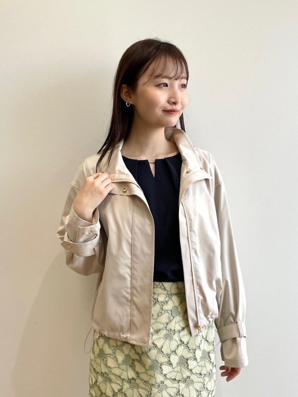 イエロー系のスカート、ブルー系のTシャツ/カットソー、グリーン系のパンプスを着用したレディースの春コーディネートの8枚目の写真