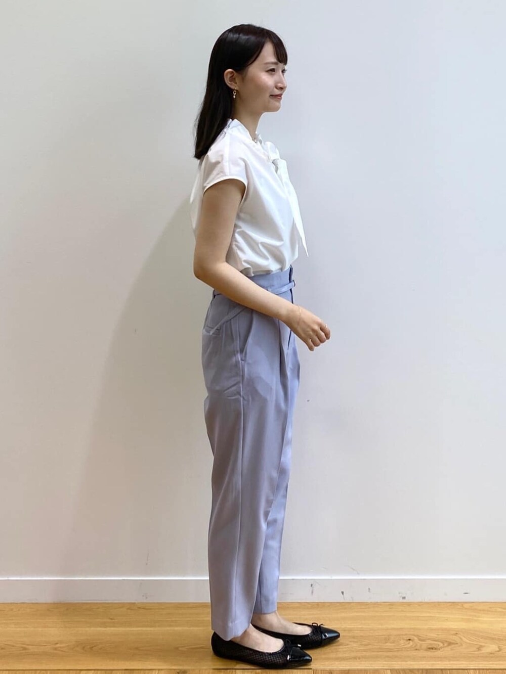 ブルー系のその他パンツ、ホワイト系のシャツ/ブラウス、ブラック系のその他シューズを着用したレディースの夏コーディネートの2枚目の写真