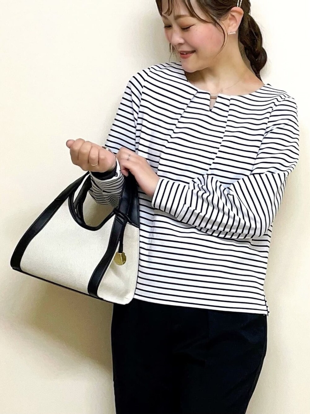 ホワイト系のTシャツ/カットソー、ベージュ系のパンプス、ブラック系のその他パンツを着用したレディースの春コーディネートの3枚目の写真