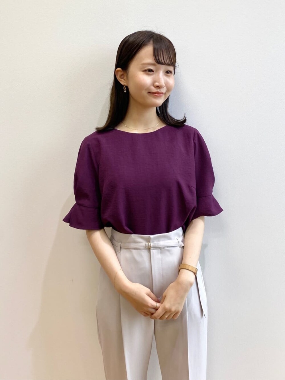 レッド系のシャツ/ブラウス、ベージュ系のサンダル、グレー系のその他パンツを着用したレディースの夏コーディネートの4枚目の写真