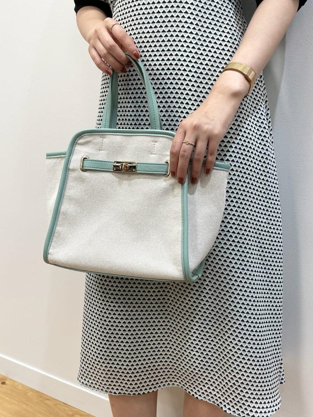 ベージュ系のワンピース、グリーン系のトートバッグ、その他のパンプスを着用したレディースの夏コーディネートの5枚目の写真