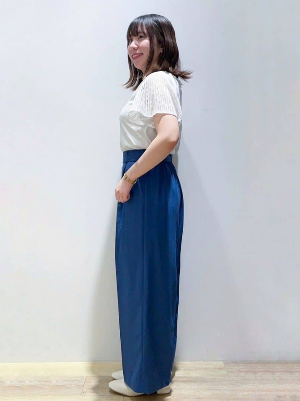 ブルー系のその他パンツ、ホワイト系のTシャツ/カットソー、ホワイト系のパンプスを着用したレディースの夏コーディネートの2枚目の写真