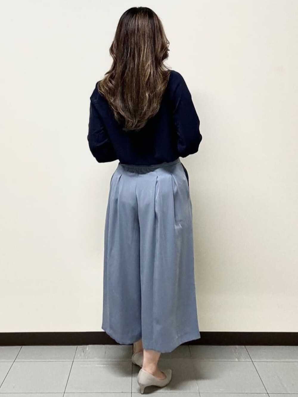 ブルー系のシャツ/ブラウス、ブルー系のその他パンツを着用したレディースの秋コーディネートの3枚目の写真