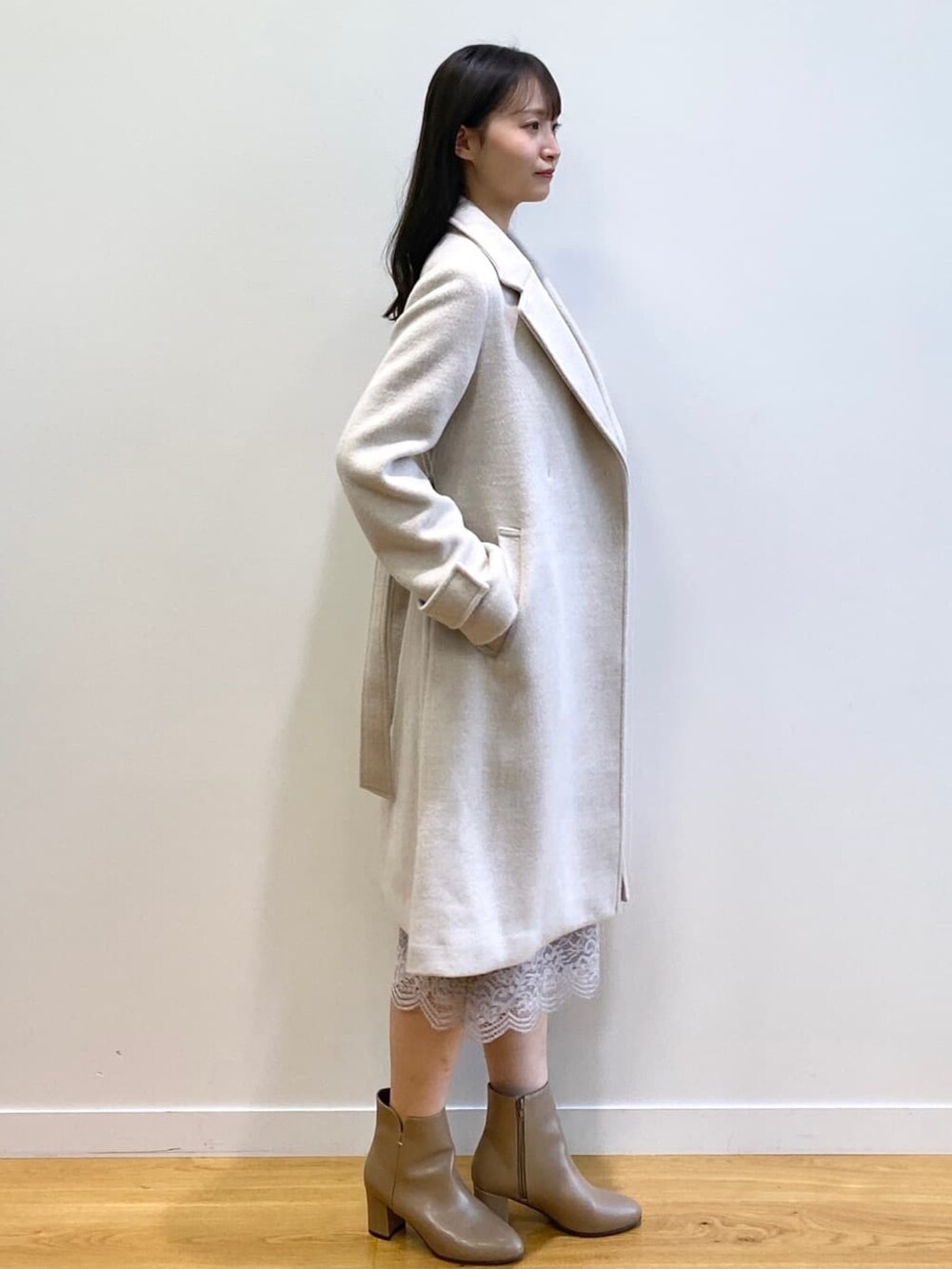 「インデックス、index、INDEX、ブーツ、淡色コーデ、冬アウター、クリスマスに着たい服、マイベストコーデ2023、お出かけコーデ、コート」｜「indexの≪定番人気≫ モールレースタイトスカート【洗濯機洗い可】（スカート、グレー系）」を使った、index スタッフさん（レディース・158cm）の冬コーディネートの2枚目の写真