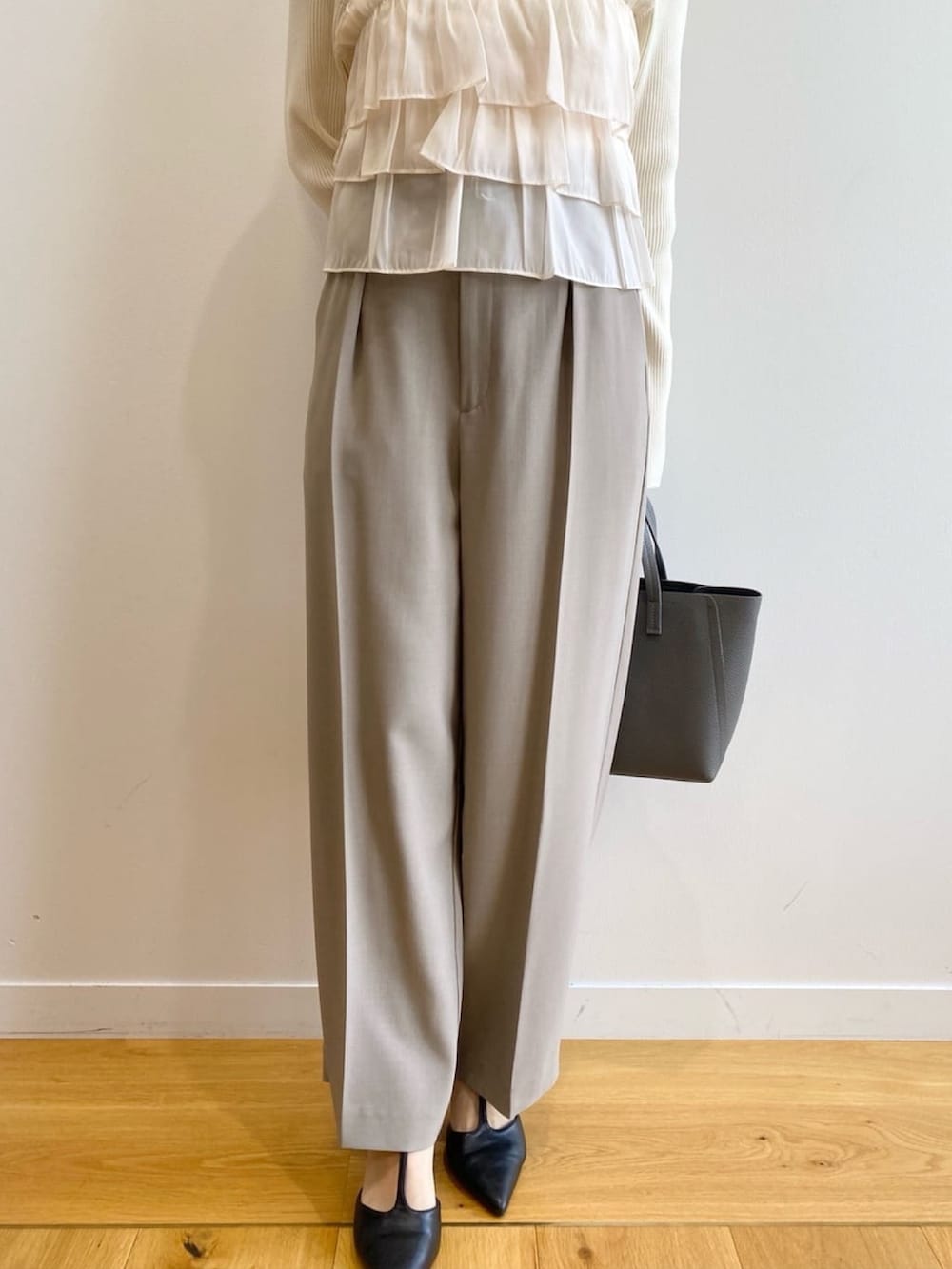 ホワイト系のニット/セーター、ベージュ系のその他パンツ、グレー系のトートバッグを着用したレディースの秋コーディネートの9枚目の写真