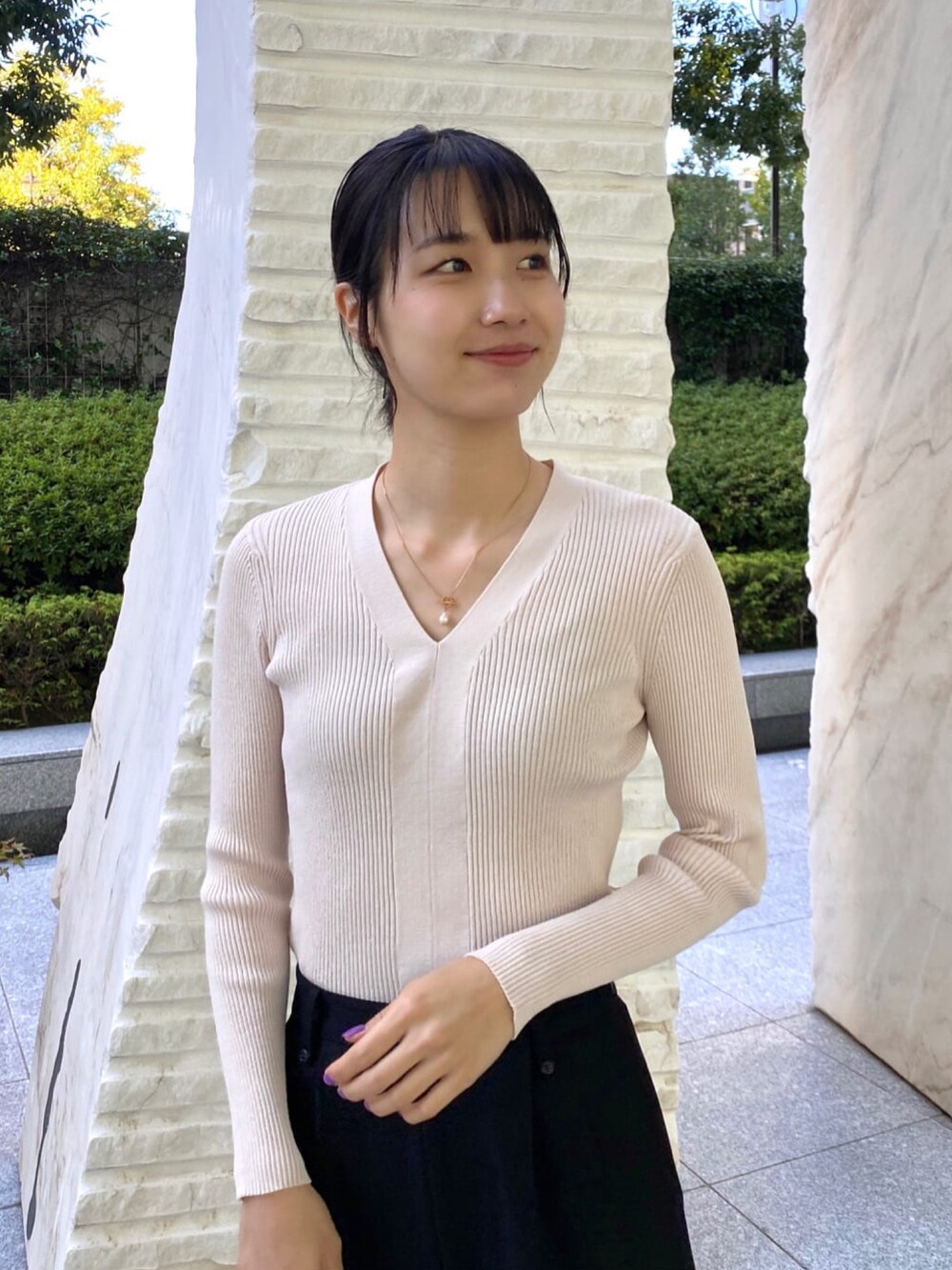 「INDEX、index、インデックス、ダウンジャケット、きれいめカジュアル、秋冬コーデ、プチプラ、冬コーデ、オフィスカジュアル、プチプラコーデ、キレイめ、モノトーン、シンプルコーデ、シンプル、ニット」｜「indexのKAWADAダウンサイドジップミドル丈コート【WEB限定アイテム】（ダウンジャケット/コート、ベージュ系）」を使った、index スタッフさん（レディース・174cm）の秋コーディネートの6枚目の写真