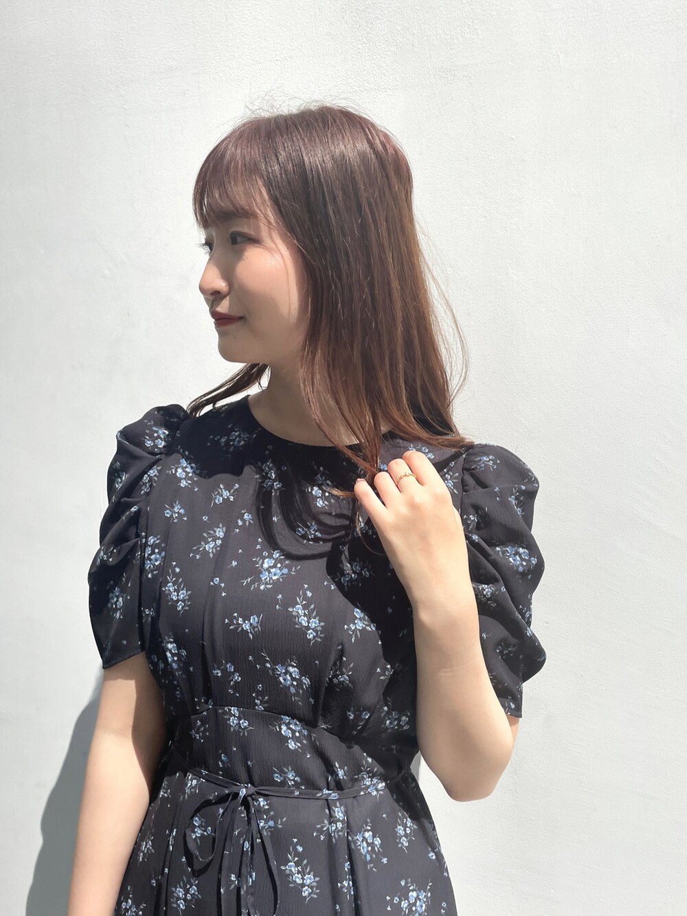 ブルー系のワンピース、ブラック系のショルダーバッグ、ブラック系のサンダルを着用したレディースの夏コーディネートの4枚目の写真