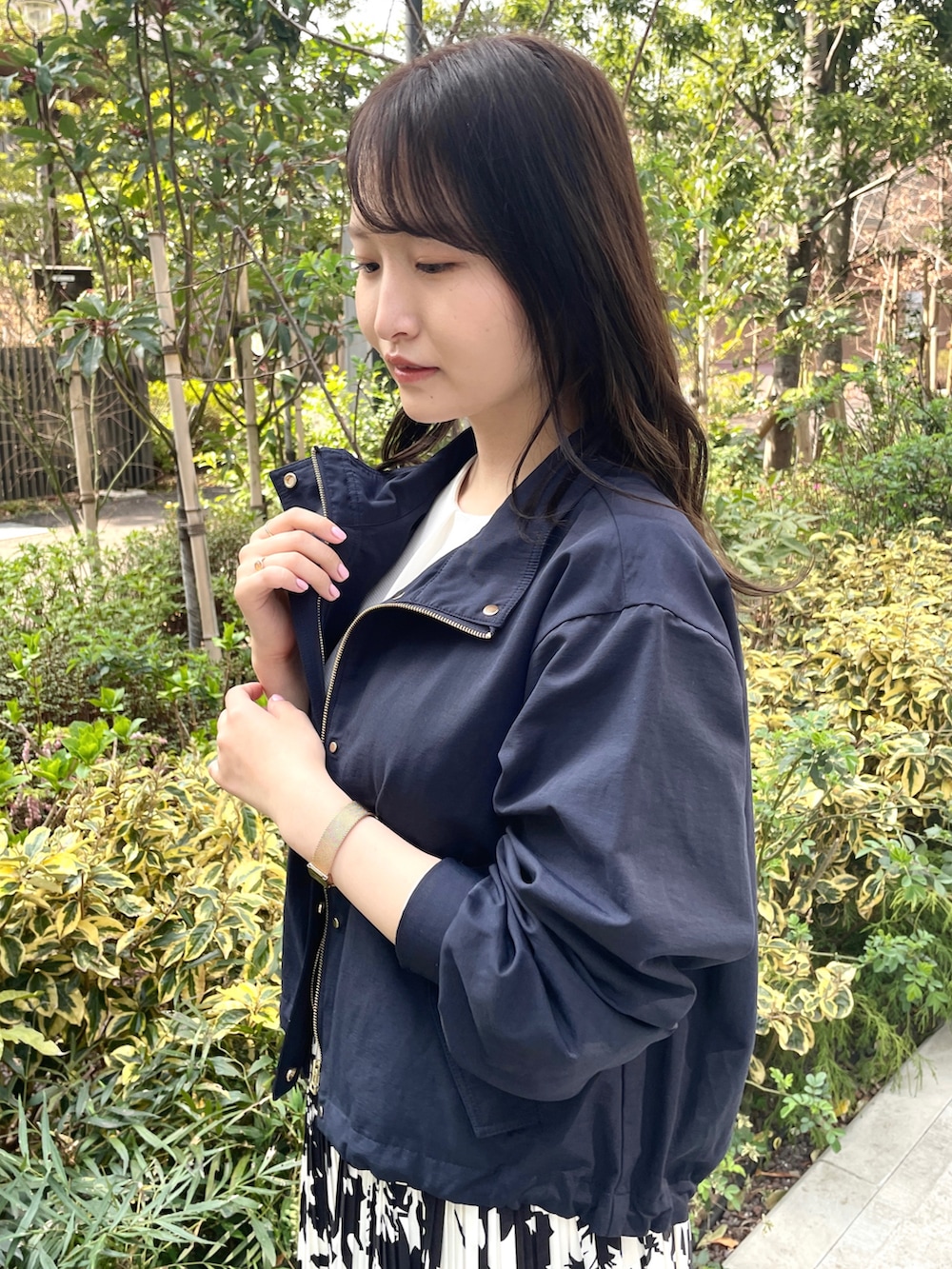 ブルー系のブルゾン、ホワイト系のTシャツ/カットソー、ホワイト系のスカートを着用したレディースの春コーディネートの2枚目の写真