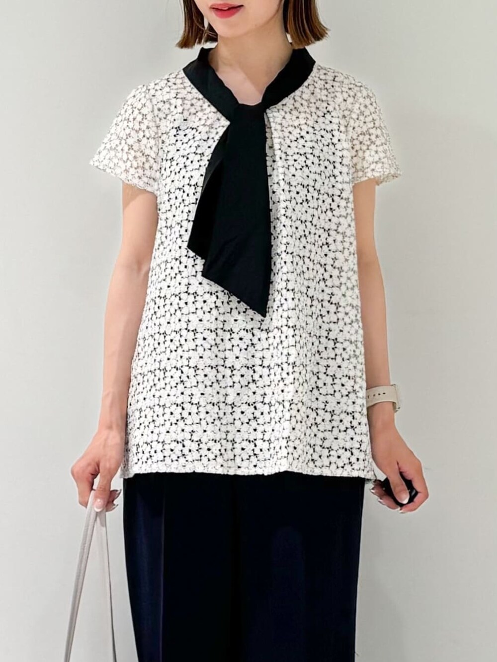 ベージュ系のシャツ/ブラウス、ブルー系のその他パンツ、ブラック系のパンプスを着用したレディースの夏コーディネートの4枚目の写真