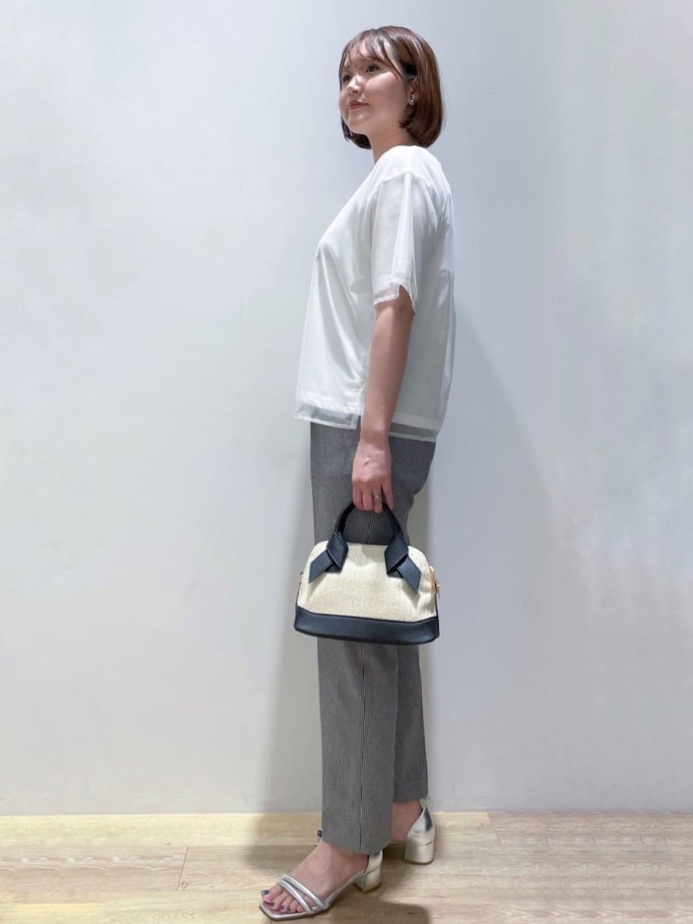 ホワイト系のTシャツ/カットソー、ブラック系のショルダーバッグ、ブラック系のその他パンツを着用したレディースの夏コーディネートの2枚目の写真