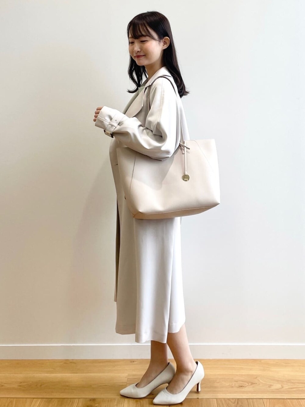 「ニット、トレンチコート、ロングコート、プチプラ、きれいめカジュアル、春色、春コーデ、インデックス、INDEX」｜「indexのスリットフェイクパールパフスリーブニット（ニット/セーター、グリーン系）」を使った、index スタッフさん（レディース・158cm）の冬コーディネートの2枚目の写真