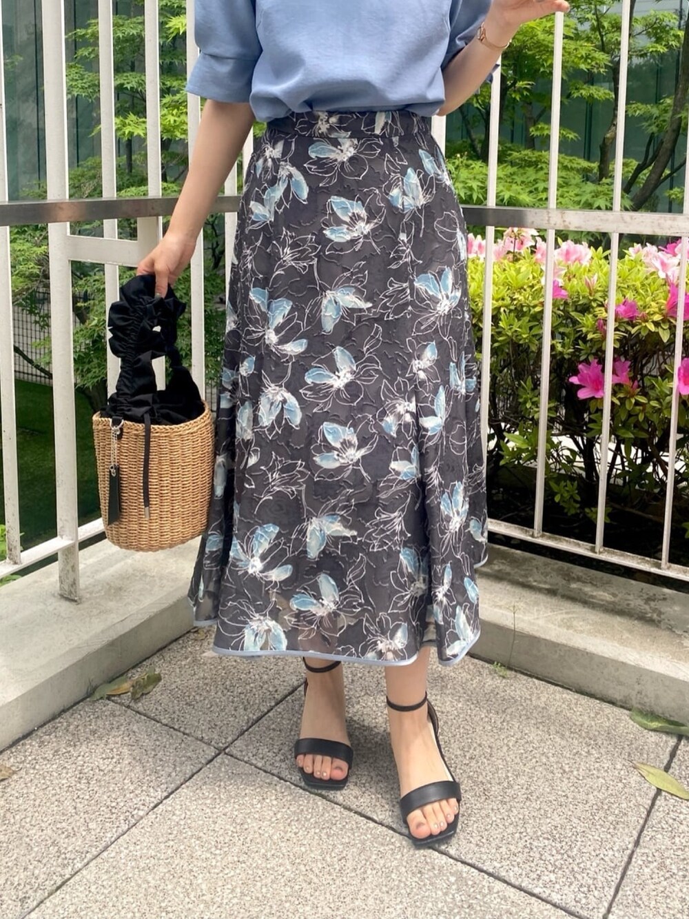 ブルー系のシャツ/ブラウス、グレー系のスカート、ブラック系のサンダルを着用したレディースの夏コーディネートの10枚目の写真