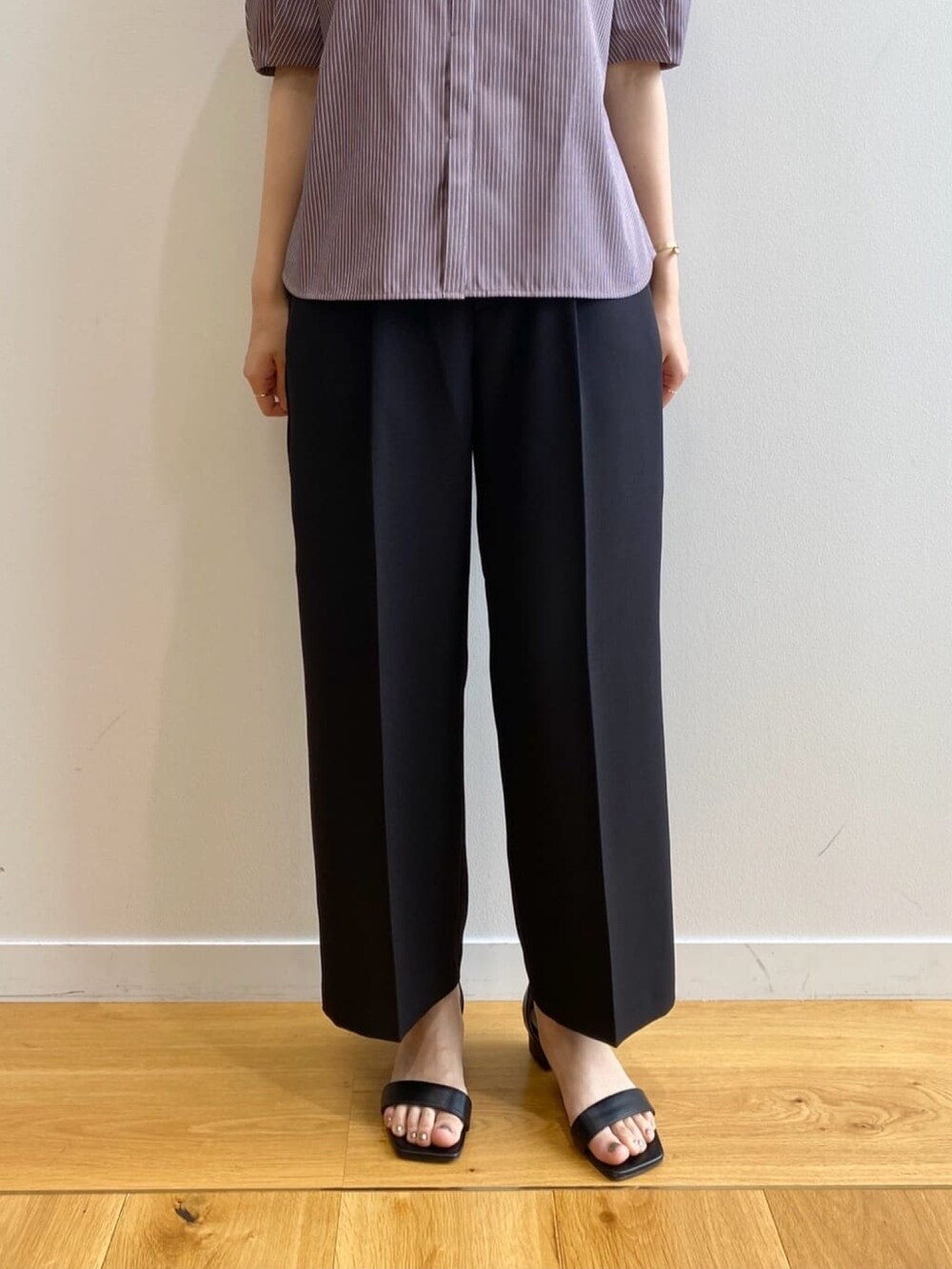 パープル系のシャツ/ブラウス、ブラック系のその他パンツ、ブラック系のサンダルを着用したレディースの夏コーディネートの9枚目の写真