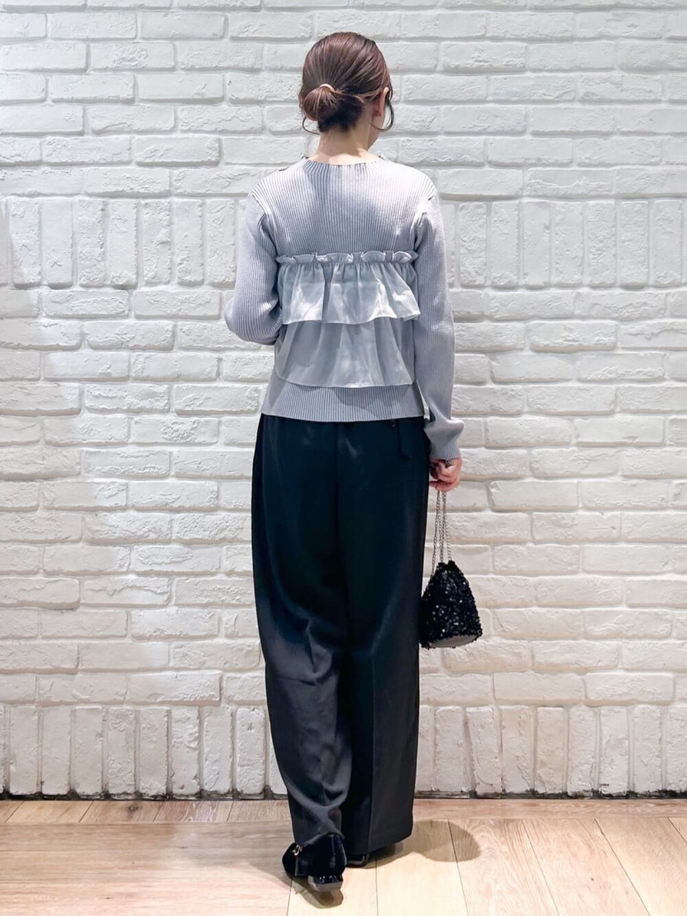 ブルー系のニット/セーター、ブラック系のパンプス、ブラック系のその他パンツを着用したレディースの秋コーディネートの3枚目の写真