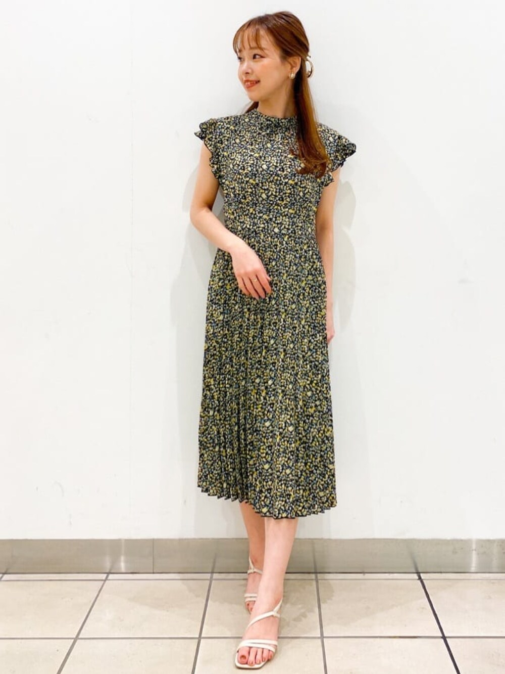 ブラック系のワンピース、ホワイト系のカーディガン/ボレロを着用したレディースの春コーディネートの2枚目の写真