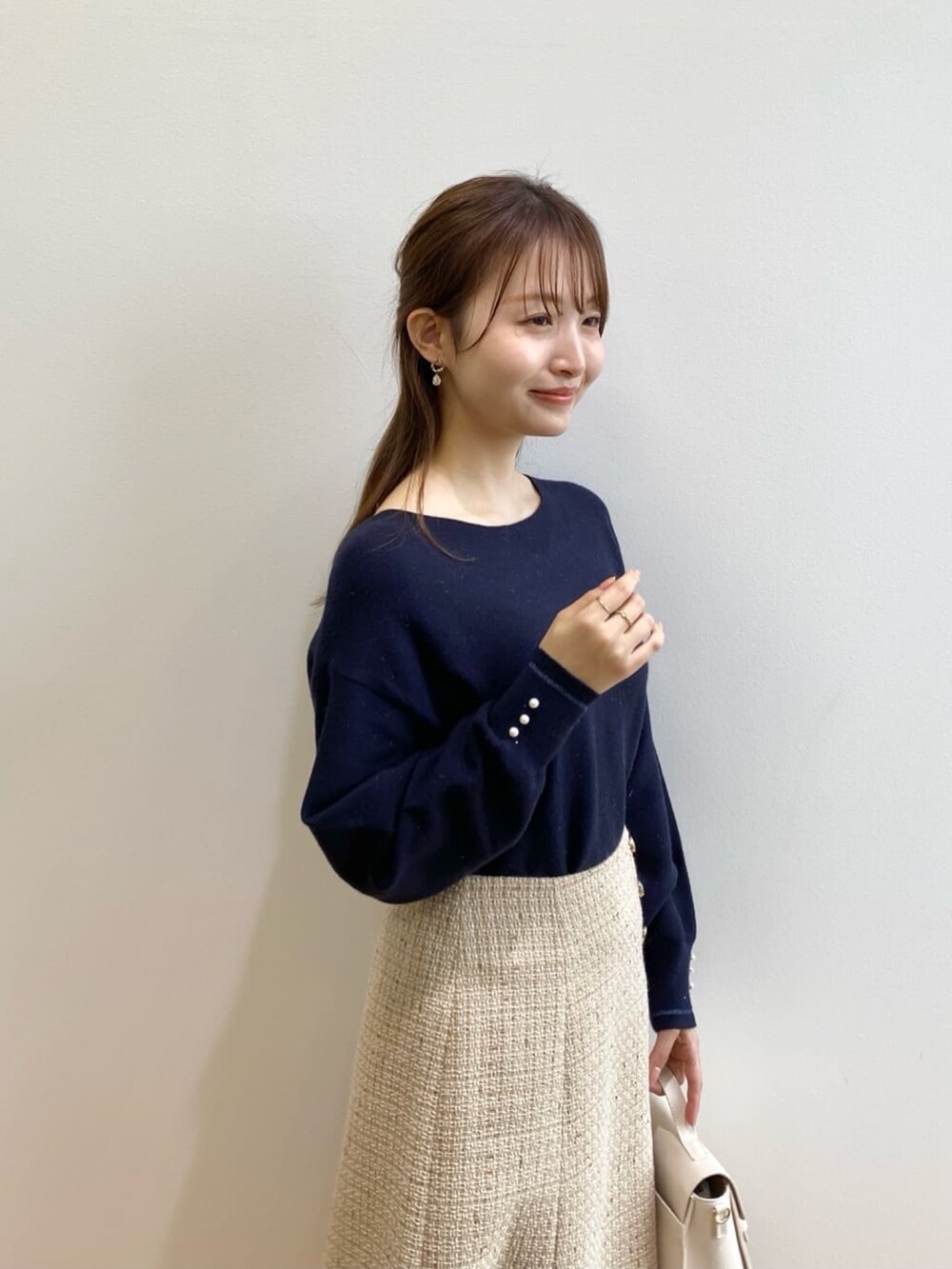 「インデックス、index、INDEX、ニット、プチプラ、きれいめカジュアル、お出かけコーデ、ブーツ、秋服コーデ、大人ガーリー」｜「indexのアンジェリーナガーターパール調ニット【洗濯機可】（ニット/セーター、ブルー系）」を使った、index スタッフさん（レディース・158cm）の秋コーディネートの6枚目の写真