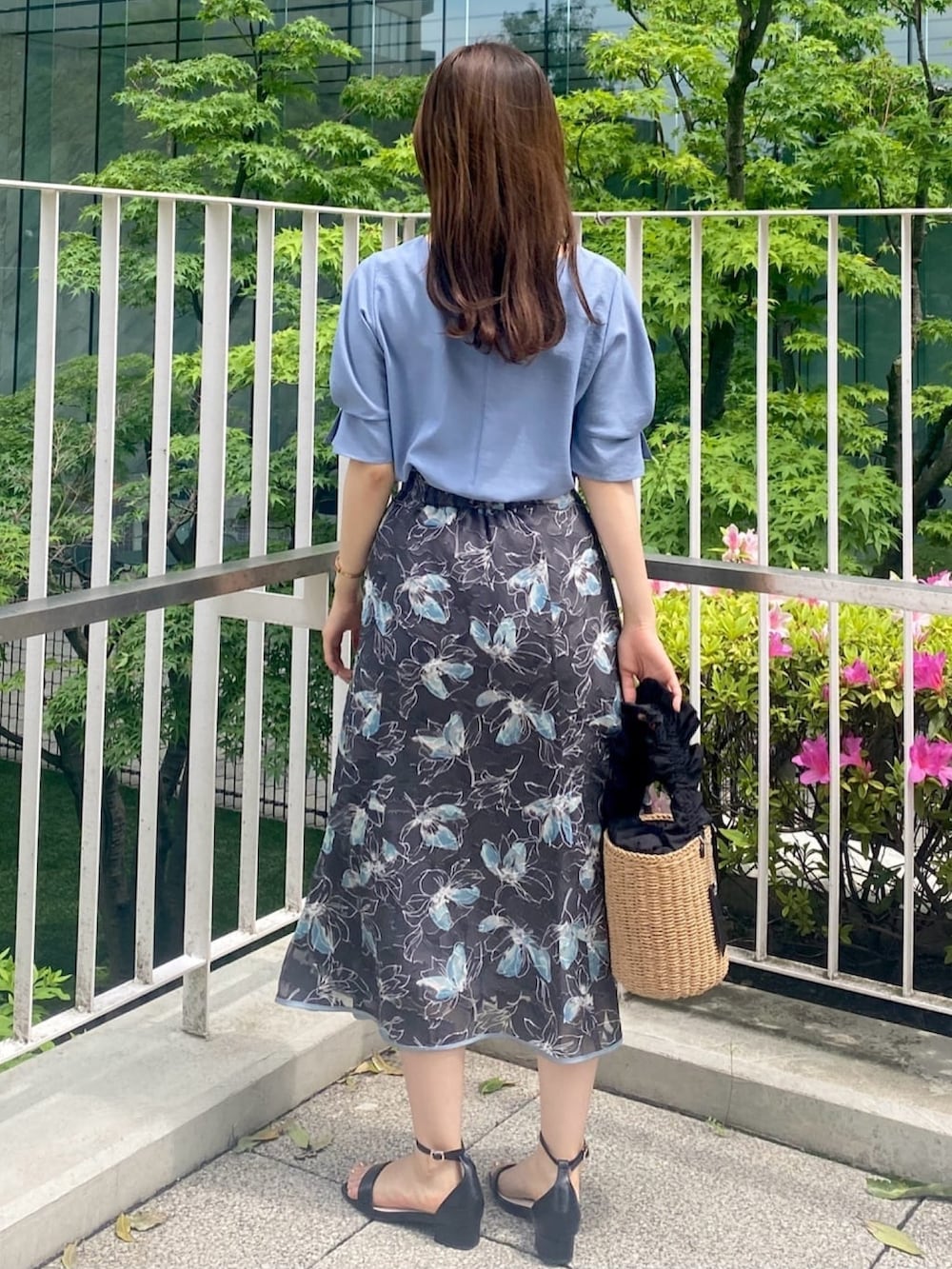 ブルー系のシャツ/ブラウス、グレー系のスカート、ブラック系のサンダルを着用したレディースの夏コーディネートの4枚目の写真