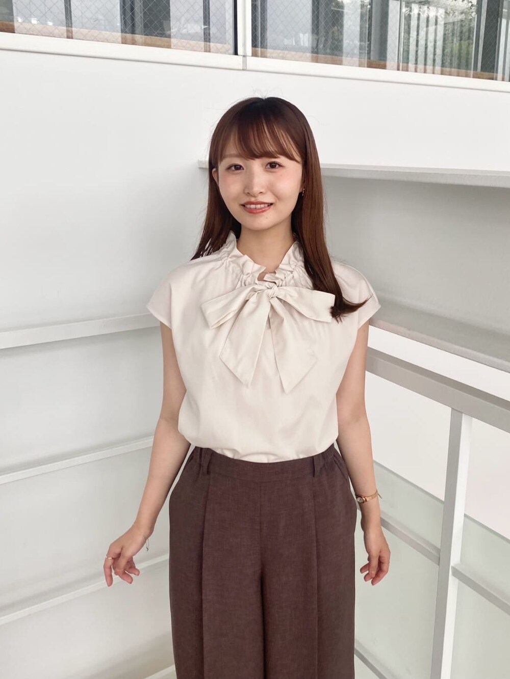 ベージュ系のシャツ/ブラウス、ブラウン系のその他パンツ、ベージュ系のサンダルを着用したレディースの夏コーディネートの7枚目の写真