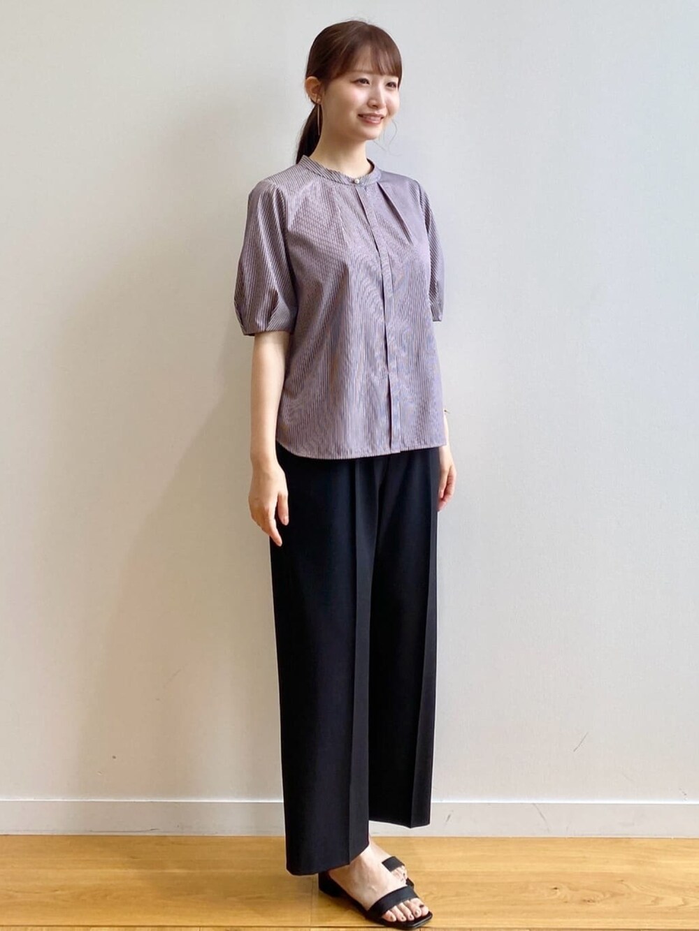 パープル系のシャツ/ブラウス、ブラック系のその他パンツ、ブラック系のサンダルを着用したレディースの夏コーディネートの2枚目の写真