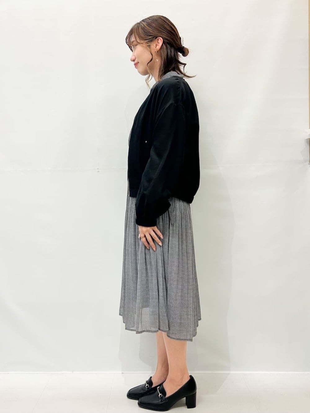 ブラック系のブルゾン、ブラック系のワンピース、ブラック系のパンプスを着用したレディースの秋コーディネートの3枚目の写真