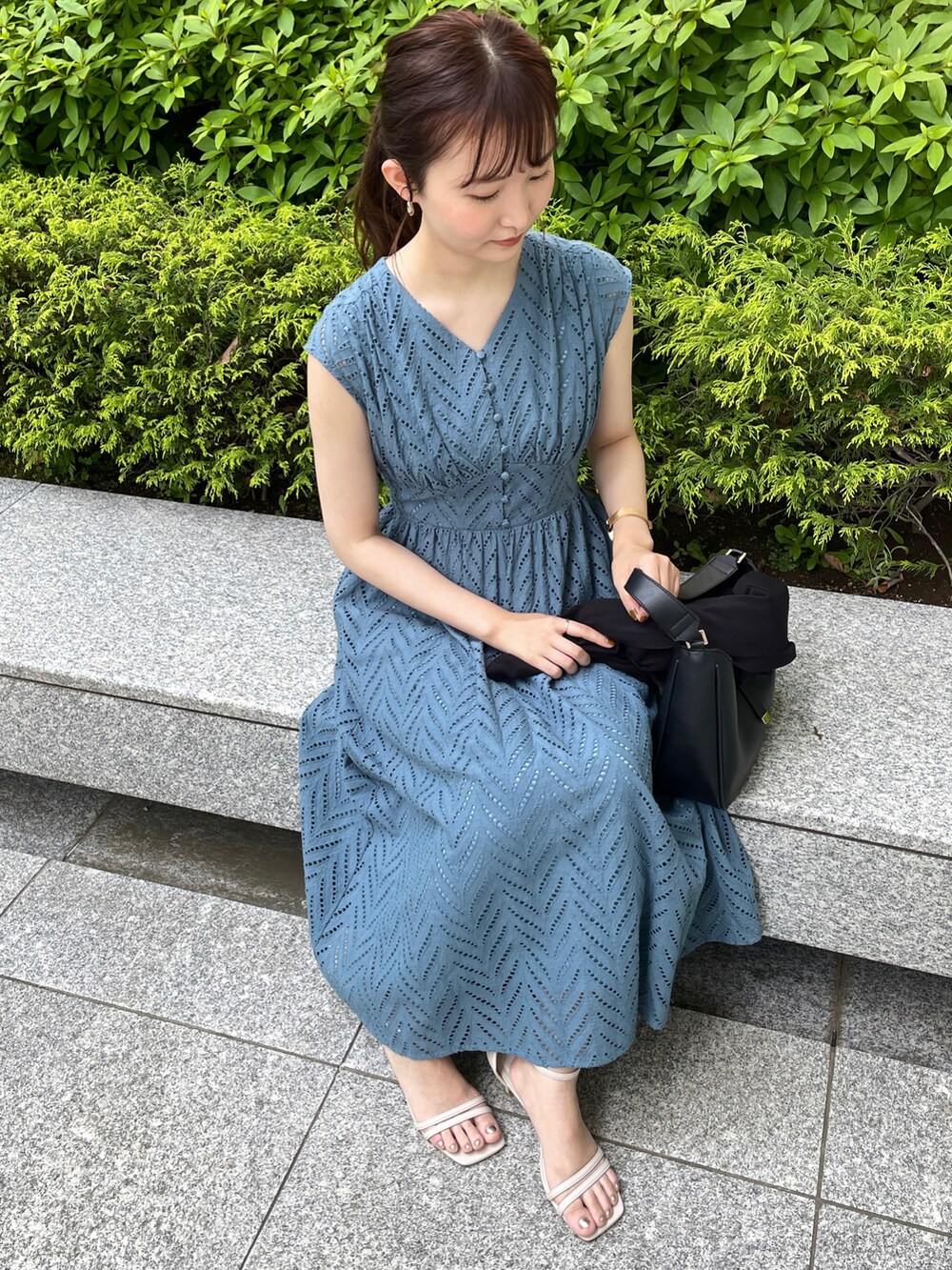 ブルー系のワンピース、ブラック系のカーディガン/ボレロ、ブラック系のショルダーバッグを着用したレディースの春コーディネートの4枚目の写真