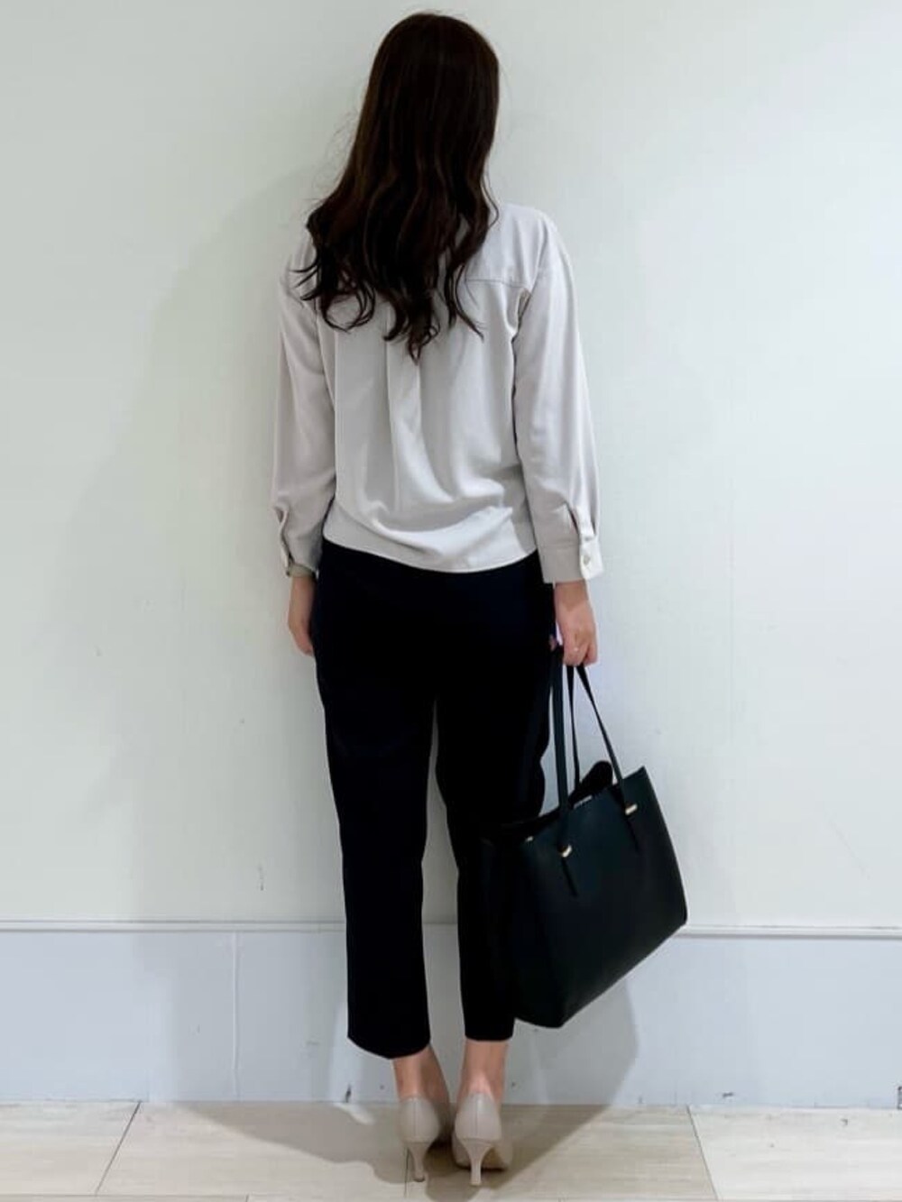 グレー系のシャツ/ブラウス、ブラック系のその他パンツ、ベージュ系のパンプスを着用したレディースの秋コーディネートの3枚目の写真
