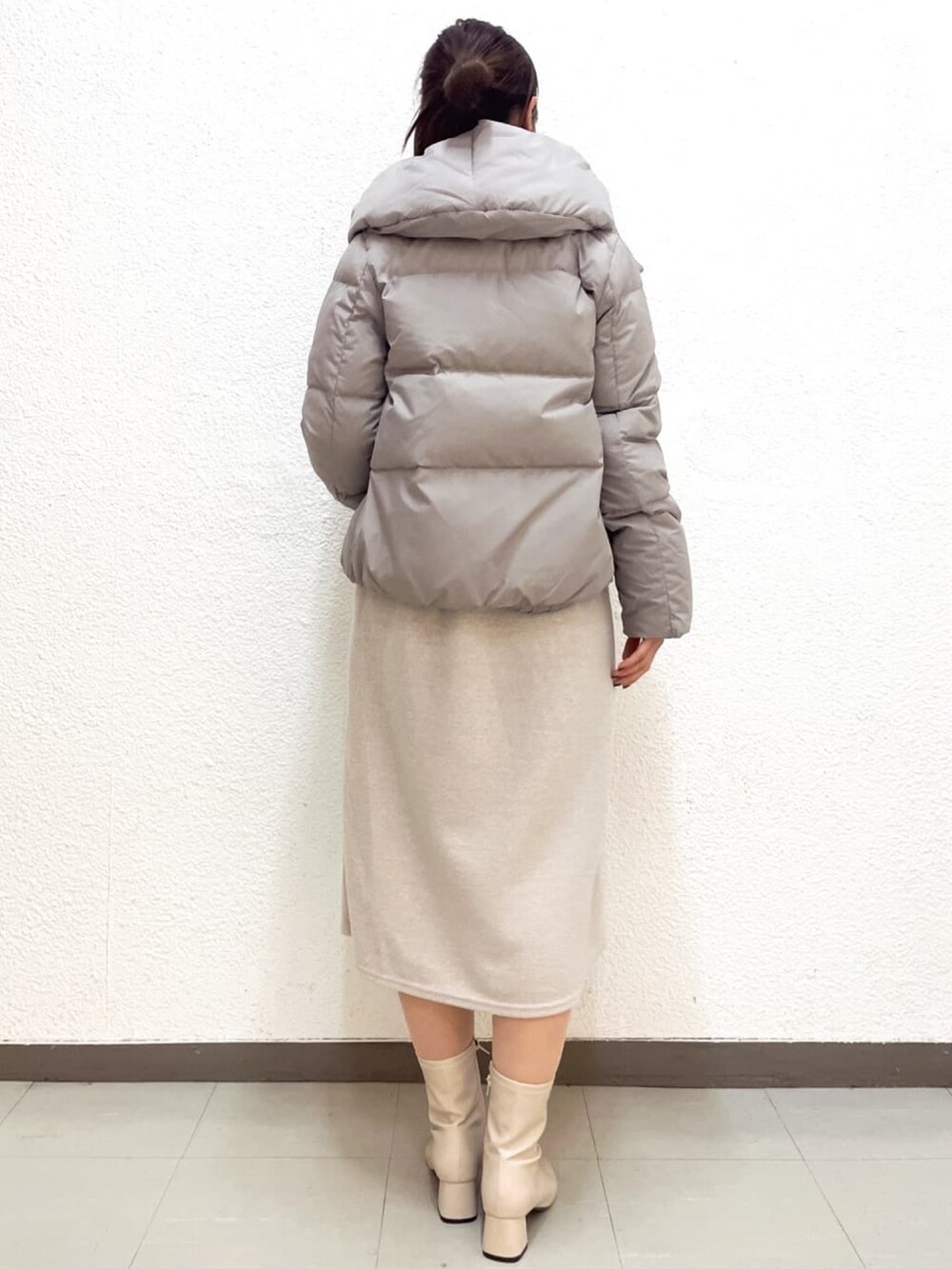「index、インデックス、INDEX、ワンピース、ダウンジャケット、ブーツ、冬アウター、クリスマスに着たい服、お出かけコーデ、マイベストコーデ2023」｜「indexの起毛ツイード ビジューネックワンピース【洗濯機洗い可】（ワンピース、グレー系）」を使った、index スタッフさん（レディース・160cm）の冬コーディネートの3枚目の写真
